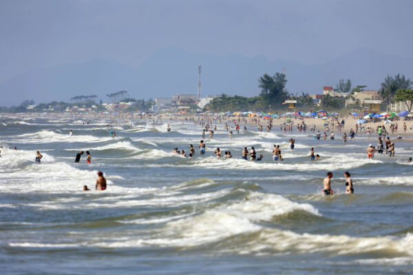 Verão Maior Paraná - imagens das praias do Paraná - corpo de bombeiros - Ferry Boat Matinhos/Guaratuba - praia Caieiras - praia Brava de Guaratuba - Policia militar patrulhando na praia - helicoptero dos bombeiros - salva vidas - banhista deficiente na areia