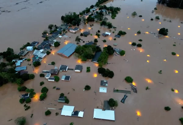 2024-05-02T162426Z_1_LYNXMPEK410RC_RTROPTP_4_BRAZIL-RAINS