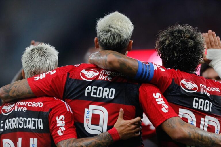 Jogadores-do-Flamengo-abracados