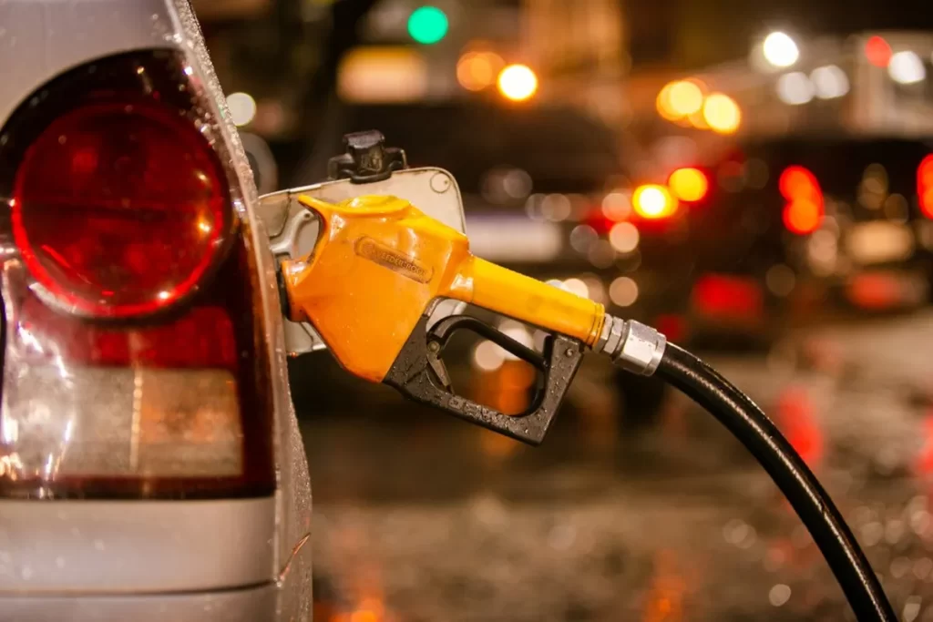 #PARA TODOS VEREM: Gasolina - Petrobras reduz preço nas distribuidoras, imagem mostra um carro em abastecimento.