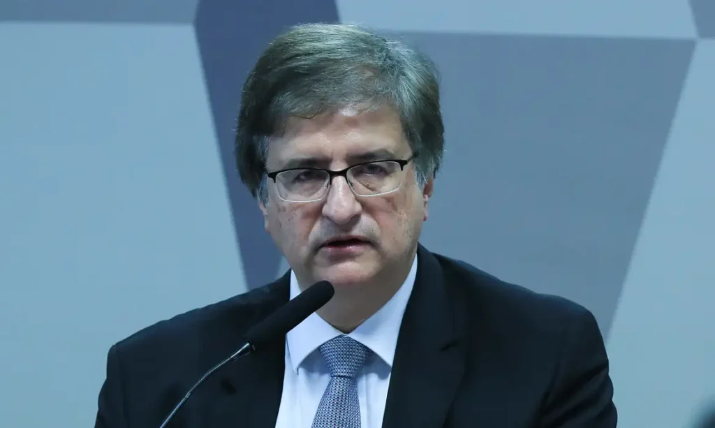 #PARA TODOS VEREM: Na PGR, Paulo Gonet, de terno preto, camisa branca e gravata pediu abertura de um inquérito contra Eduardo Bolsonaro, por atuação nos EUA contra autoridades brasileiras.