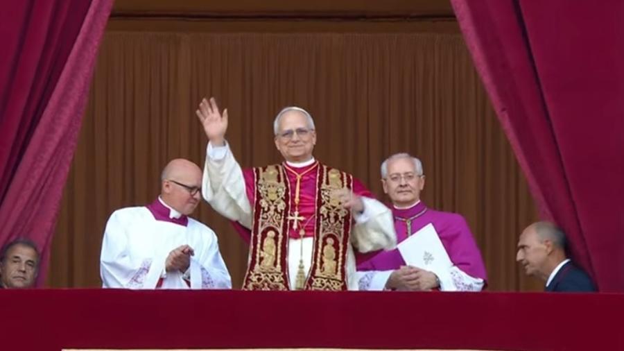 Imagem mostra a primeira aparição de Robert Prevost, como Papa Leão XIV na Praça de São Pedro.