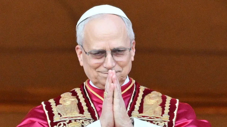 Papa Leão XIV celebra a primeira missa e destaca Igreja Evangelizadora e temas de seu antecessor Papa Francisco.