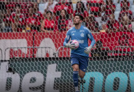 Imagem mostra o Goleiro Rossi do Flamengo, conduzindo a bola nas mãos depois de uma defesa.