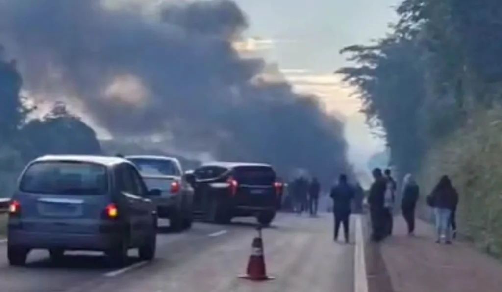 #PARA TODOS VEREM: Um caminhão pegou fogo na manhã deste sábado (31), no quilômetro 684 da BR-277, em São Miguel do Iguaçu, no Oeste do Paraná