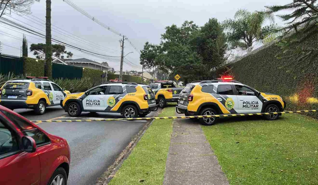 #Para todos ver: Em uma tentativa de assalto, quatro suspeitos invadiram um condomínio de luxo na manhã desta terça-feira (13), no bairro Santo Inácio, em Curitiba. Várias viaturas da PMPR foram para o local.