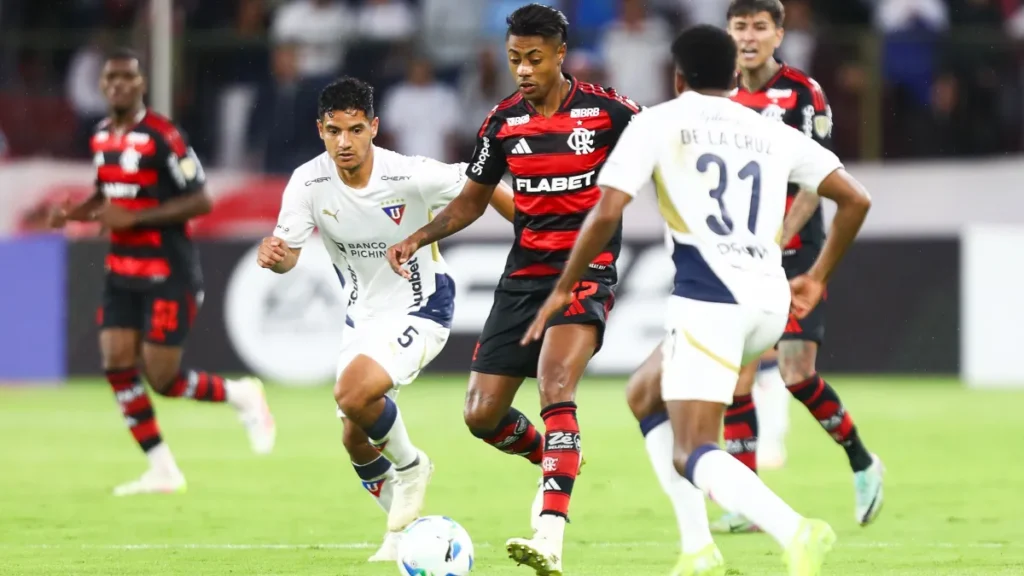 Pela Libertadores, o Flamengo jogando no Maracanã com o apoio de sua torcida derrotou a LDU (Equador) por 2 a 0, nesta quinta-feira (15).