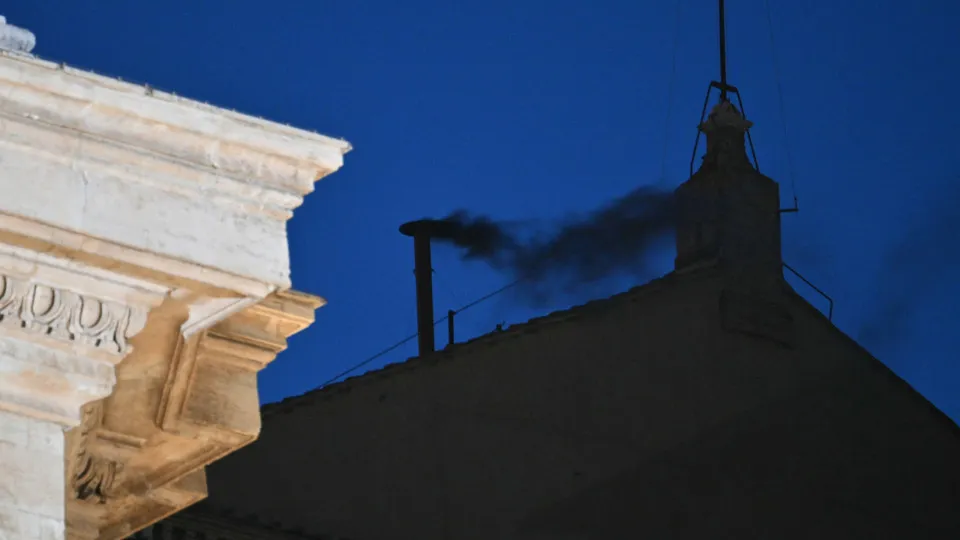 Fumaça Preta, na chaminé da Capela Sistina, indica que Papa ainda não foi escolhido