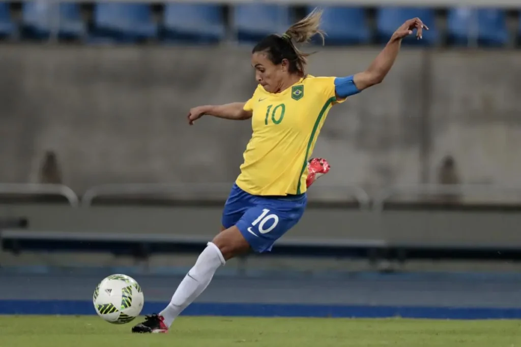 #Para todos ver: Imagem mostra a jogadora Marta que volta a ser convocada para a Seleção Feminina de Futebol.