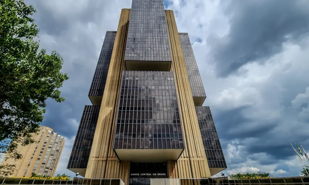 #PARA TODOS VEREM: Por unanimidade, o Comitê de Política Monetária (Copom) aumentou a Taxa Selic, juros básicos da economia, em 0,25 ponto percentual, para 15% ao ano.