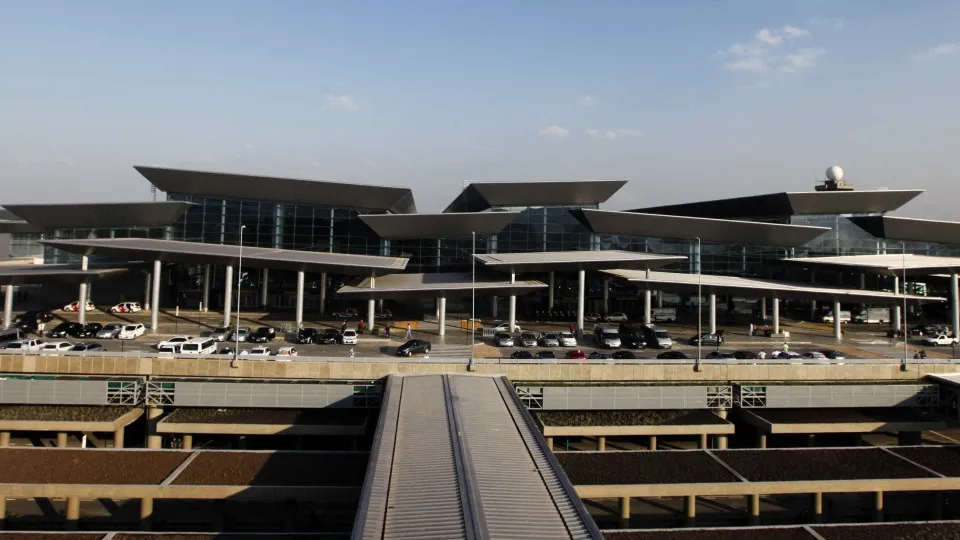 #PARA TODOS VEREM: A presença de drones na região do aeroporto de Guarulhos precisou interromper pousos e decolagens na noite desta quarta-feira (11)