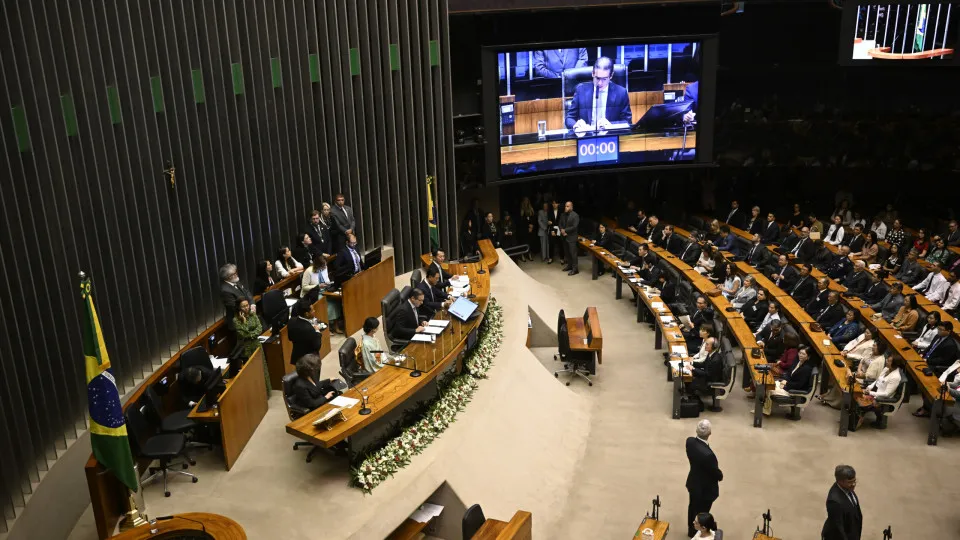 #PARA TODOS VEREM: Câmara dos Deputados durante sessão para aprovar urgência em suspensão de Decreto do IOF
