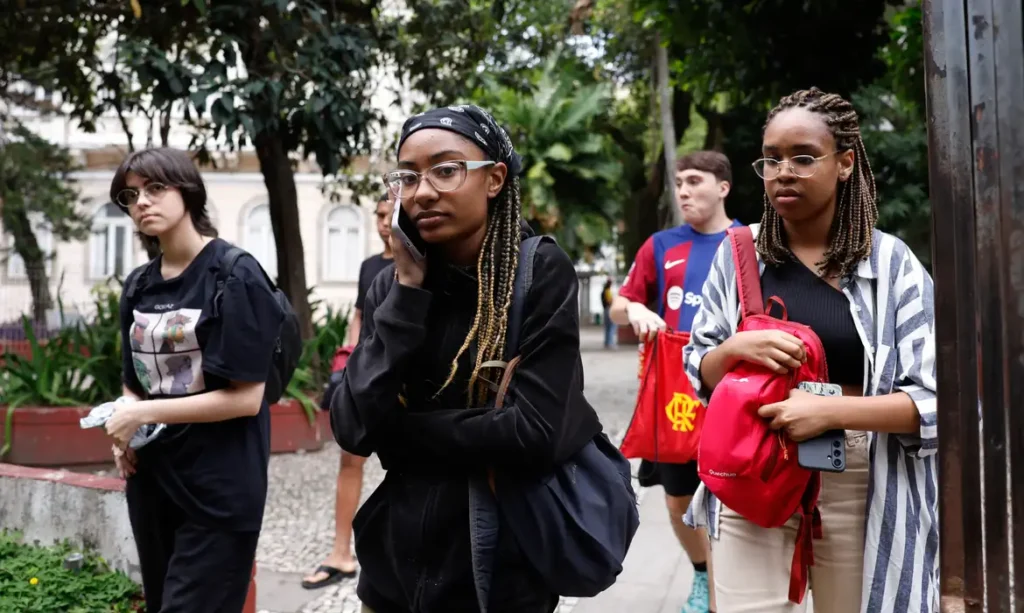 #PARA TODOS VEREM: Enem 2025, as inscrições terminam nesta sexta-feira, imagem mostra estudantes caminhando para as salas.