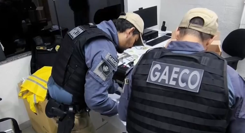 #PARA TODOS VEREM: PROPINA - Gaeco investiga policiais rodoviários no Paraná, na imagem membros do GAECO juntam provas.