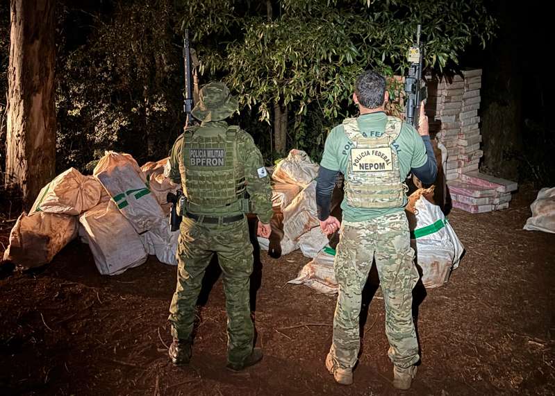 #PARA TODOS VEREM: Maconha - PF e BPFron apreendem grande carregamento na zona rural de Terra Roxa (PR)