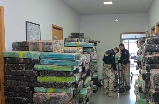 #PARA TODOS VEREM: Maconha apreendida entre Cambé e Rolândia, no Paraná, após pesada, chegou a quase 7 toneladas.
