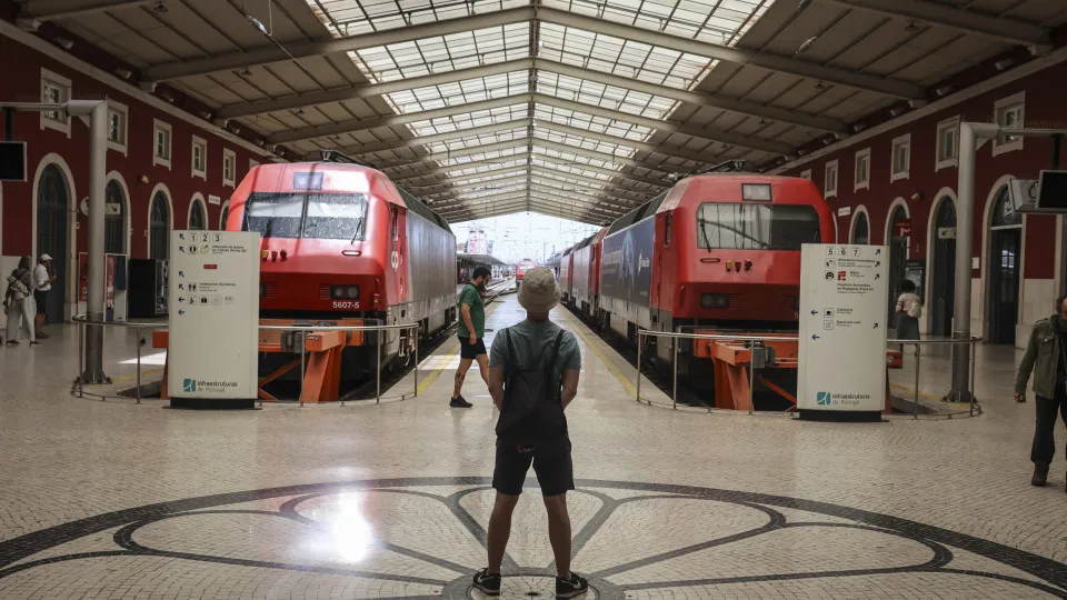 #PARA TODOS VEREM: Imagem mostra trem parado em estação em Portugal, que irá notificar imigrantes para que deixem o país.
