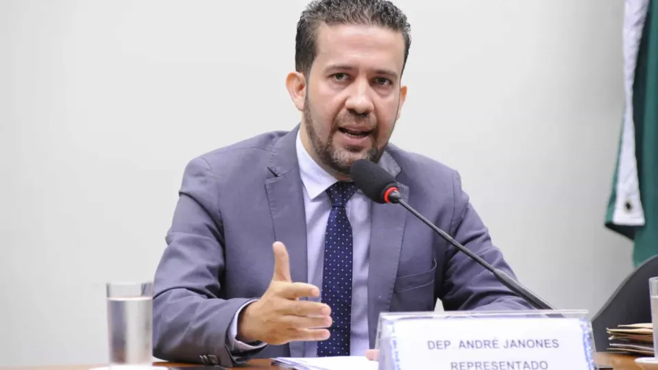 #PARA TODOS VEREM: o Conselho de Ética da Câmara aprovou a suspensão do mandato de deputado federal André Janones (Avante-MG) por 90 dias por ter proferido ofensas contra o colega parlamentar Nikolas Ferreira (PL-MG)