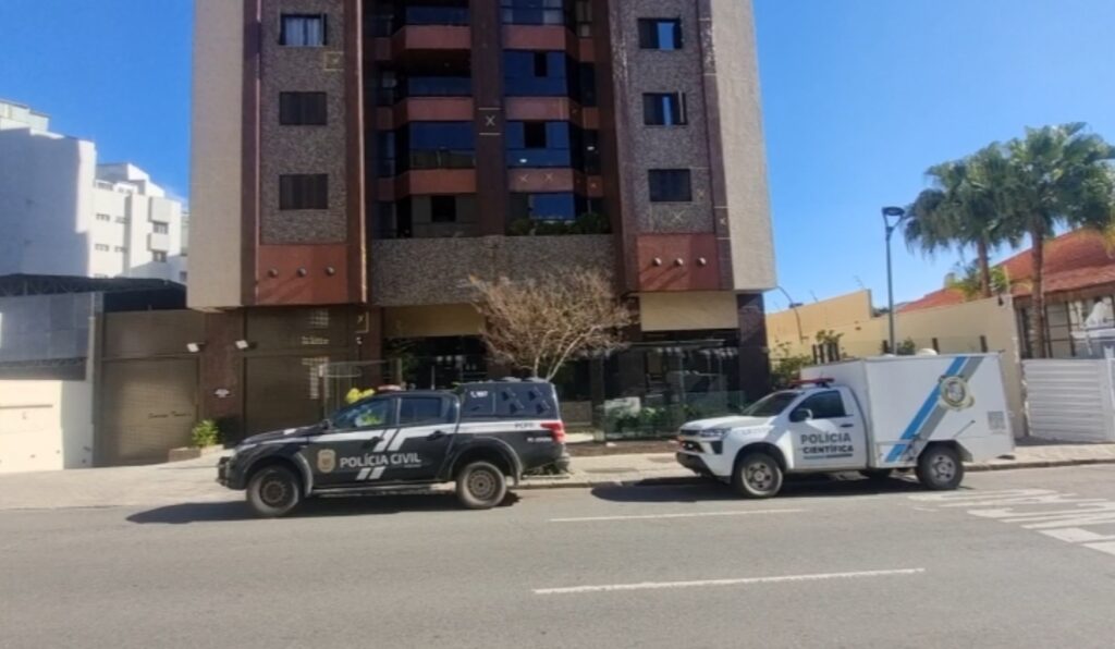 #PARA TODOS VEREM: Uma mulher foi morta com um tiro na cabeça dentro da cobertura de um prédio na região central, em Curitiba.