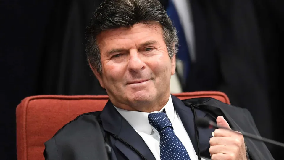 #PARA TODOS VEREM: O ministro Luiz Fux foi a única voz dissonante entre os cinco integrantes da Primeira Turma do STF, votando contrário a Alexandre de Moraes. 