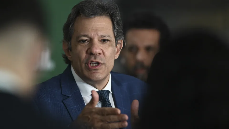 #PARA TODOS VEREM - Governo vai brigar por decreto do IOF no Supremo. Na imagem Haddad argumenta com os deputados.