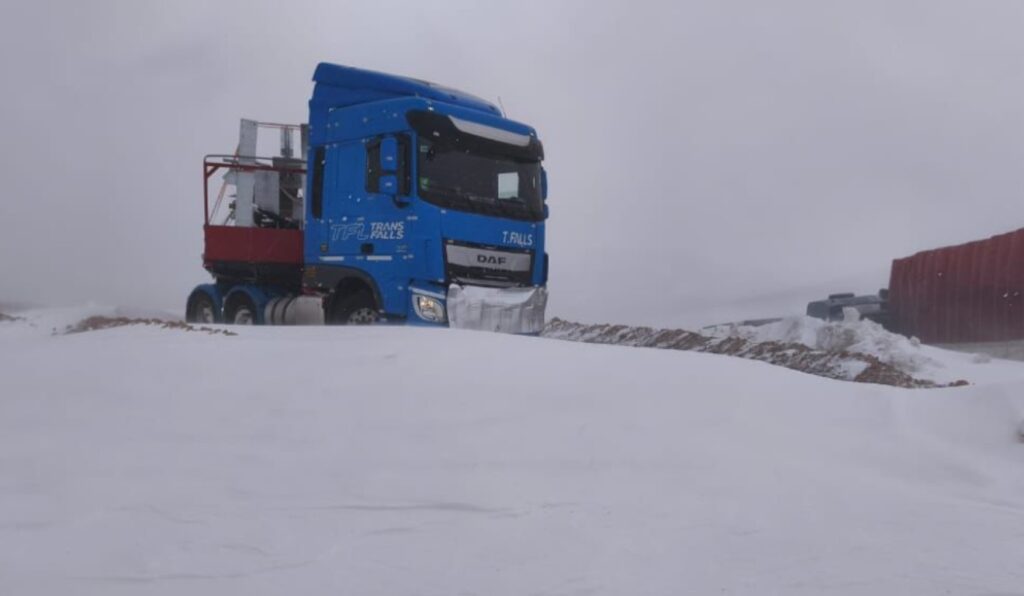 #PARA TODOS VEREM: Caminhão preso em meio na neve, Caminhoneiros enfrentam dificuldades em cidades argentinas por conta da nevasca.