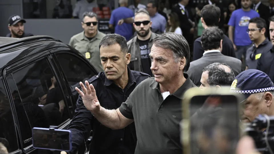 O ex-presidente Jair Bolsonaro (PL) recebeu alta médica no início da tarde deste domingo (14) e retornou à sua casa em Brasília, onde cumpre prisão domiciliar. 
