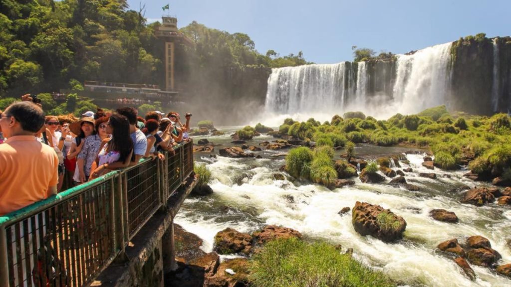 Turismo - O Parque Nacional do Iguaçu, que abriga as Cataratas do Iguaçu, registrou em agosto o maior número de visitantes da história para o mês, com mais de 155 mil pessoas de 115 nacionalidades.
