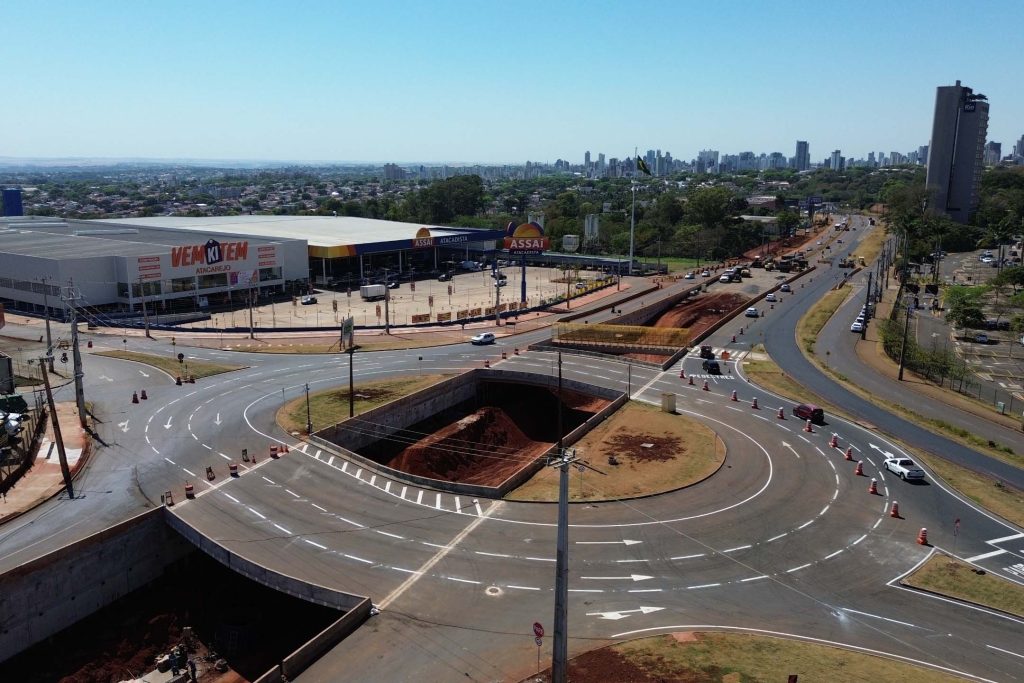 Trevo do Catuaí em Maringá, na região Noroeste, chegaram a 75% de execução, segundo o Departamento de Estradas de Rodagem do Paraná (DER/PR), autarquia da Secretaria de Infraestrutura e Logística (SEIL). 