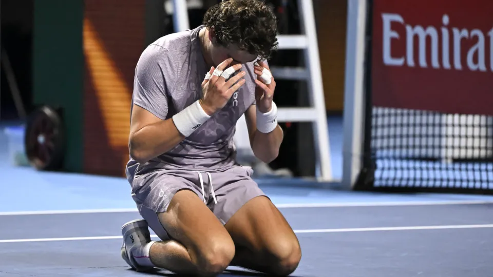 Tênis: O brasileiro João Fonseca, de 19 anos, conquistou neste domingo (11) o título do ATP 500 da Basileia, na Suíça