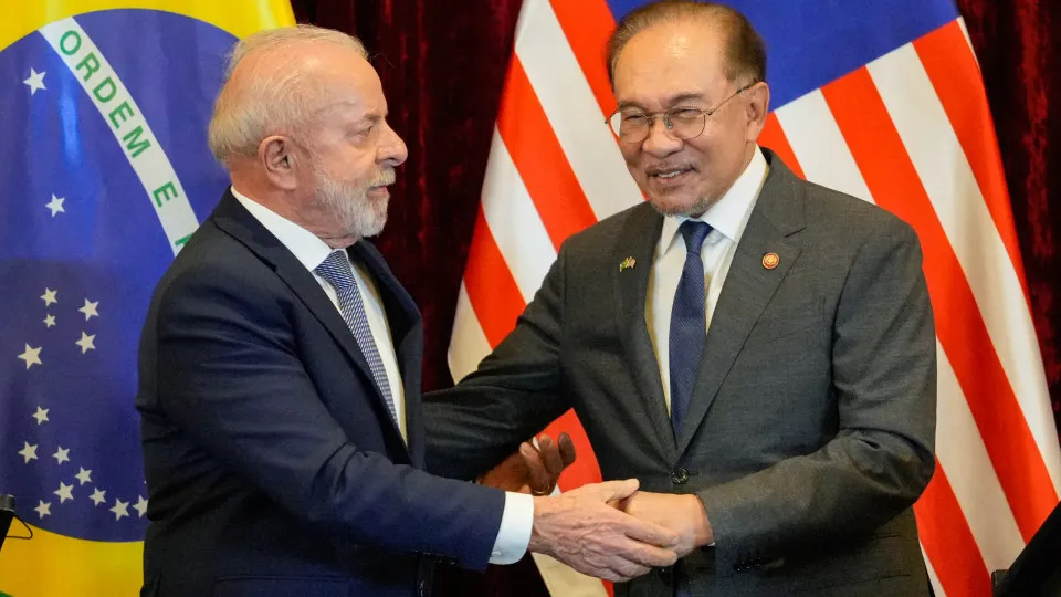 Em visita a Malásia, o presidente Luiz Inácio Lula da Silva (PT) afirmou que a relação bilateral "muda de patamar" após reunião com o primeiro-ministro Anwar Ibrahim,