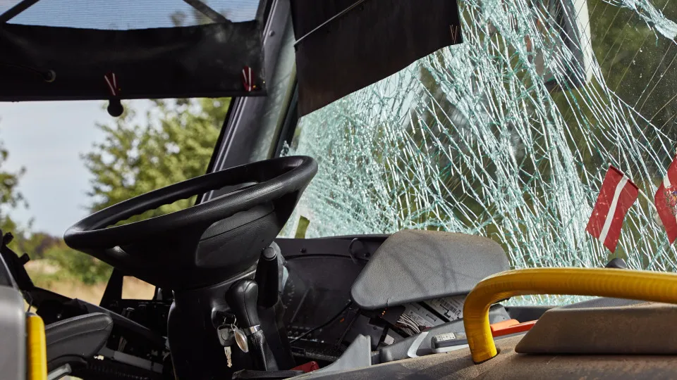 Rodovia Presidente Dutra: Um ônibus com torcedores do Flamengo tombou na tarde de segunda-feira (27) na rodovia.