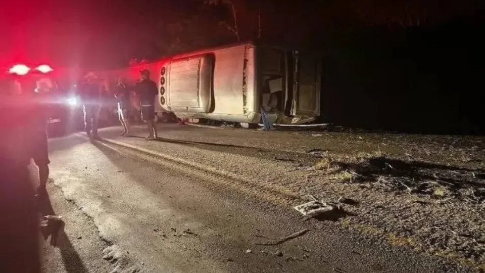 Pernambuco: Um grave acidente envolvendo um ônibus de turismo deixou ao menos 15 mortos e vários feridos na noite desta sexta-feira (17), na BR-423, 