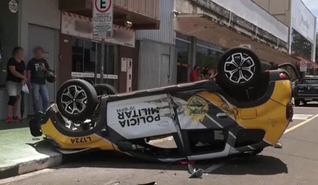 Viatura policial capotou ao ser atingida na lateral por uma caminhonete.