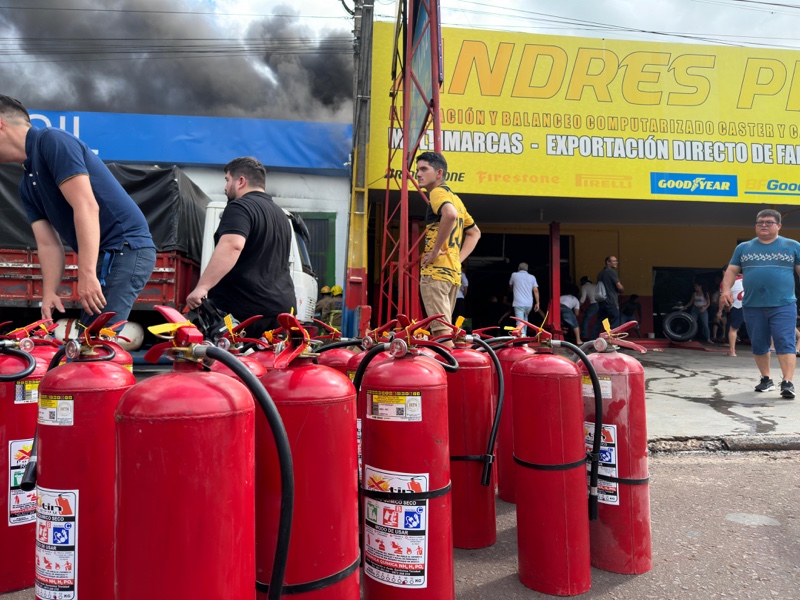 Paraguai - Centenas de pessoas estavam ajudando para tentar apagar o fogo no local e ao lado também, em uma loja de pneus.