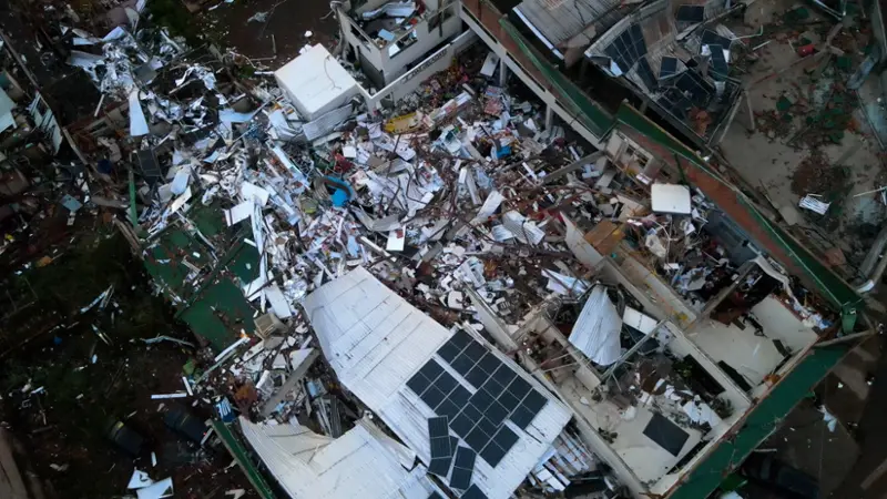 O Sistema de Tecnologia e Monitoramento Ambiental do Paraná (Simepar) classificou como um tornado a ocorrência que causou grande destruição no município de Rio Bonito do Iguaçu no fim da tarde desta sexta-feira (07). 