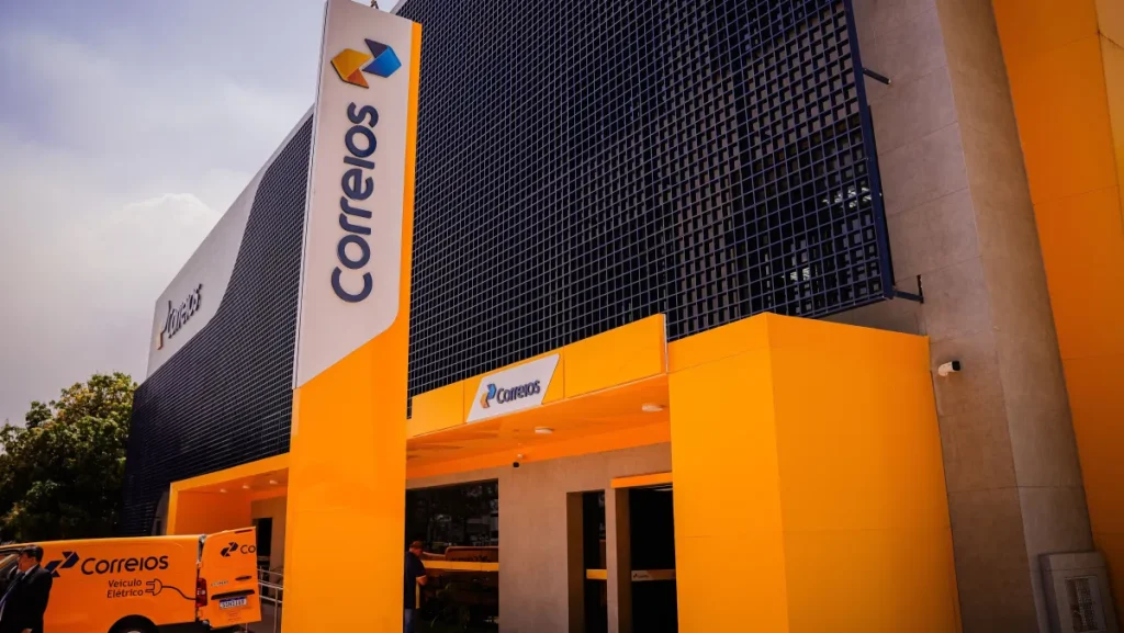 Os Correios avaliam a demissão de 10 mil funcionários como parte do plano de reestruturação da empresa