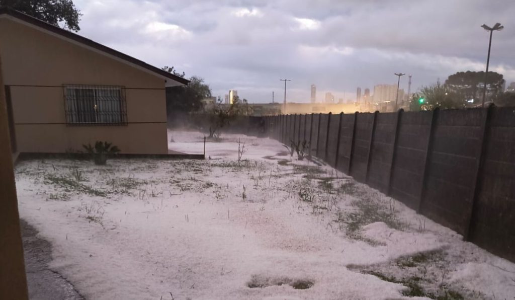 Granizo - O volume de gelo cobriu parte do solo em diversas partes do município