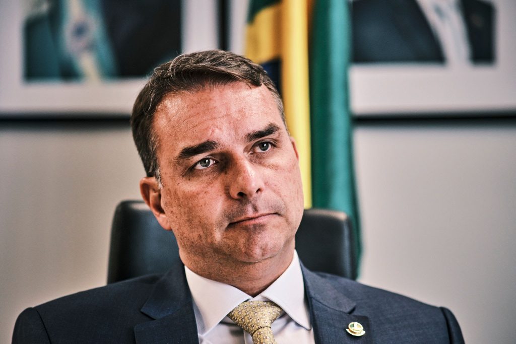 Flávio Bolsonaro (PL-RJ) afirmou neste domingo (7) que existe um "preço" para que sua eventual candidatura ao Palácio do Planalto nas eleições do ano que vem não siga "até o fim".