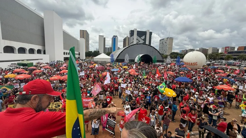 Manifestantes reunidos em Brasilia - DF