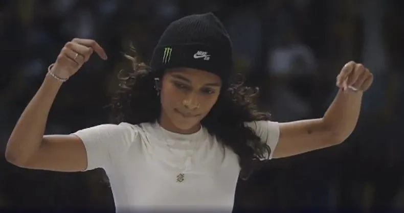 Rayssa Leal é tetracampeã do SLS Super Crown. A skatista de 17 anos venceu a grande final deste domingo (7), no Ginásio do Ibirapuera, em São Paulo.