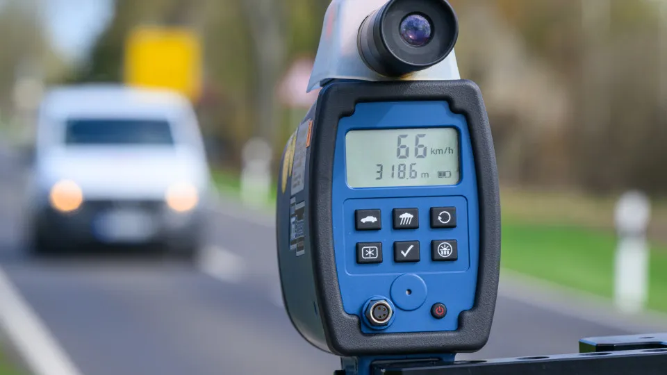 Radar - A Inteligência Artificial não aplica multas sozinhas, todas as autuações são revisadas pro humanos.