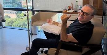 O narrador Luís Roberto, 64, anunciou que deu início ao tratamento contra uma neoplasia na região cervical.