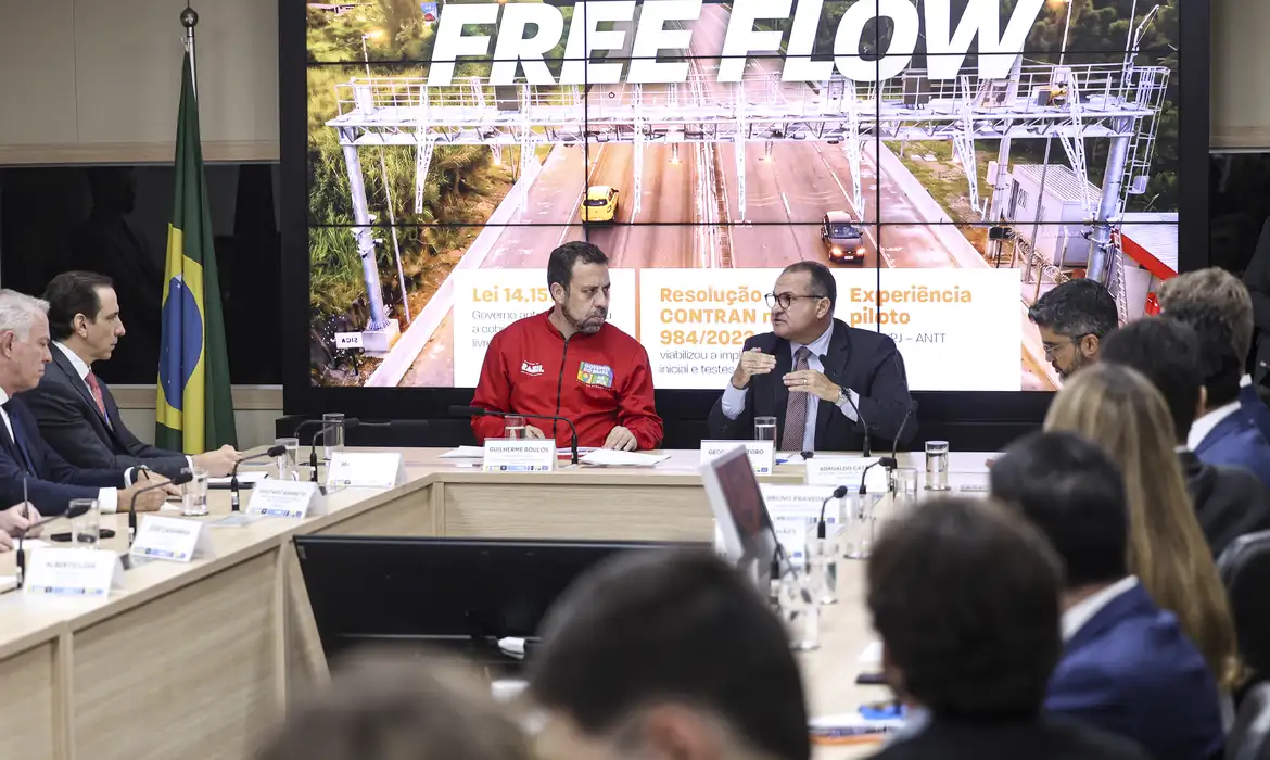 O governo federal anunciou a suspensão por 200 dias de 3,51 milhões de multas registradas por falta de pagamento da tarifa do pedágio eletrônico do modelo free flow (pedágio eletrônico sem cancelas).