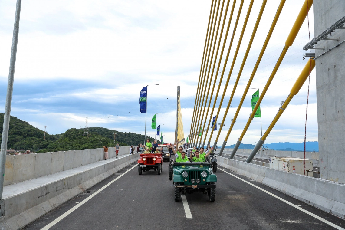 Em um jipe do DER/PR, o governador  Ratinho Junior liberou, neste sábado (2), o tráfego na ponte entre as cidades de Guaratuba e Matinhos .