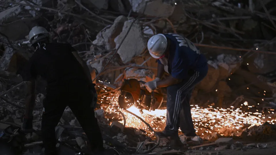 Venezuela - O número de mortos nos terremotos que devastaram o país na quarta-feira (24) dobrou e agora está em 589